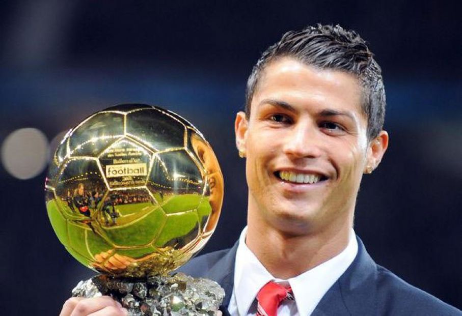 Cristiano Ronaldo conquista il quinto Pallone d'oro. Eguaglia Messi.
