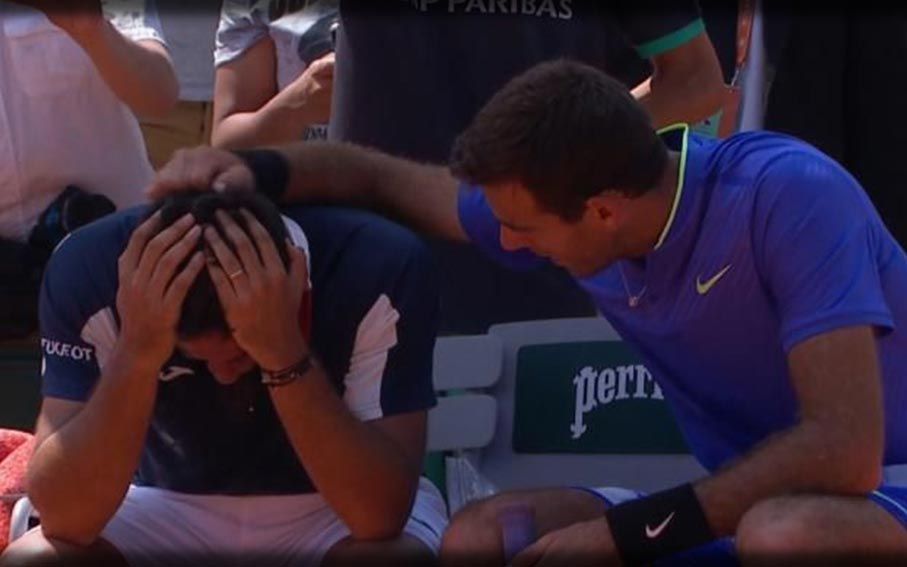 Tennis Roland Garros: Almagro, ritiro per infortunio. L'avversario Del Proto lo consola.